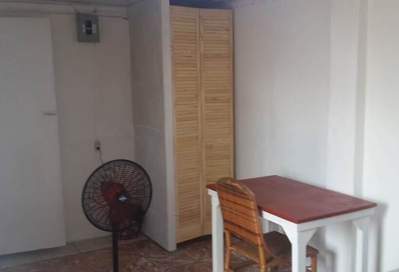 اتاق خانوادگی, Julian Guest House