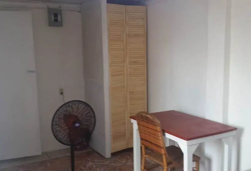 اتاق خانوادگی, Julian Guest House