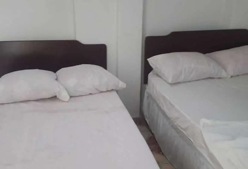 اتاق خانوادگی, Julian Guest House