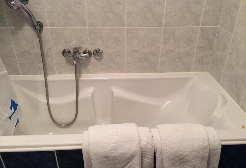 اتاق استاندارد چهار تخته, Vila Kristina