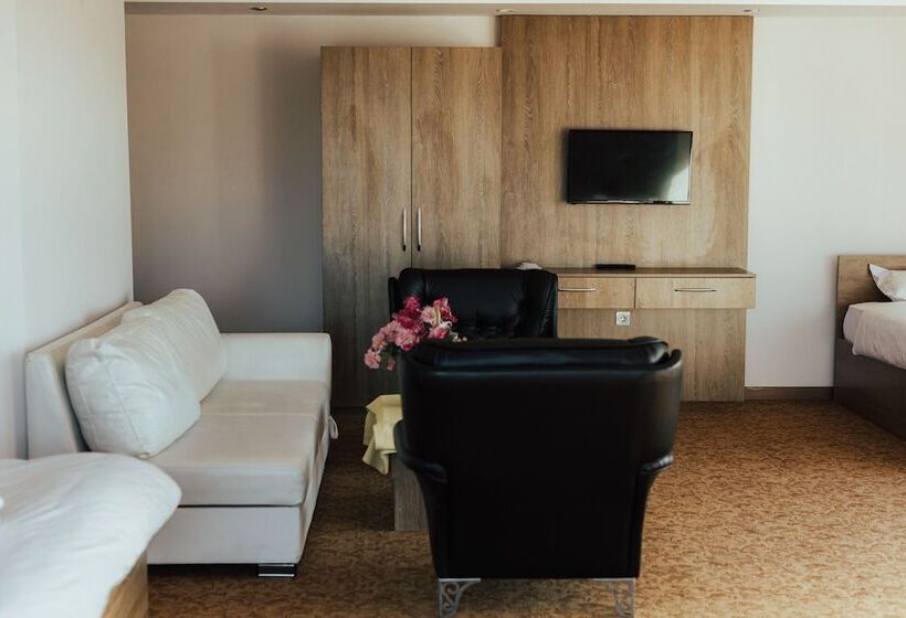 חדר דלוקס לארבעה, Ny World