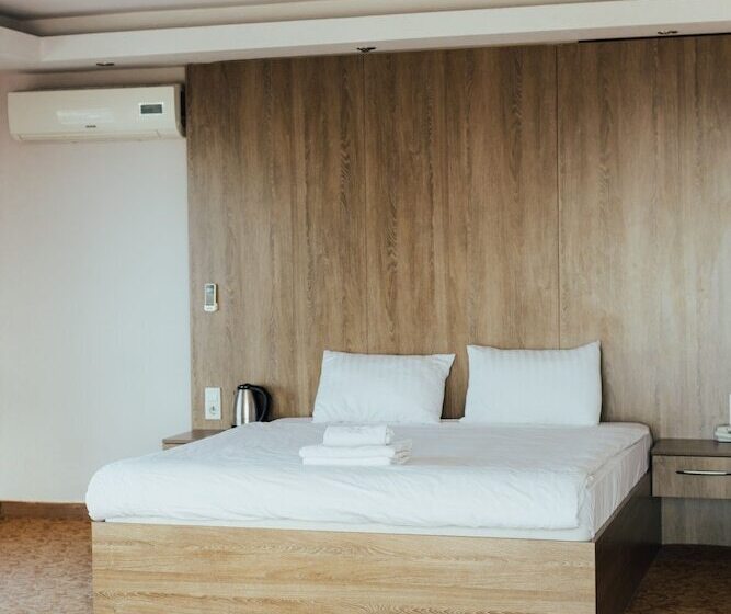 חדר דלוקס לארבעה, Ny World