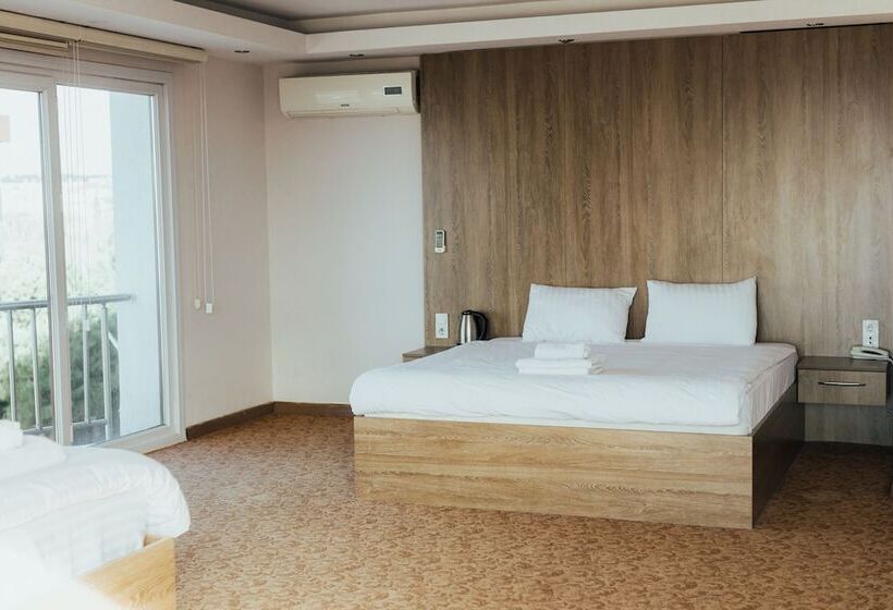 חדר דלוקס לארבעה, Ny World