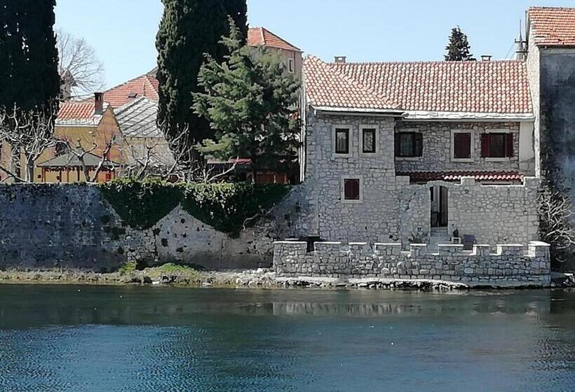 استودیو استاندارد با بالکن, Castello