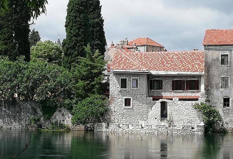 استودیو خانوادگی, Castello