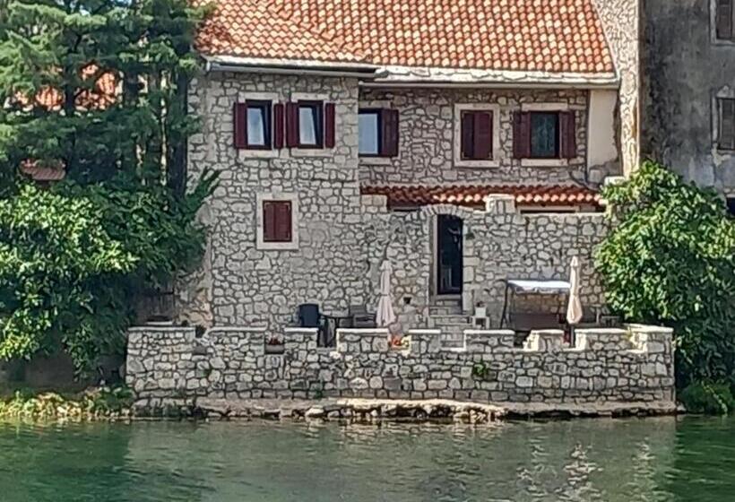 استودیو خانوادگی, Castello