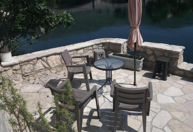 استودیو استاندارد با بالکن, Castello