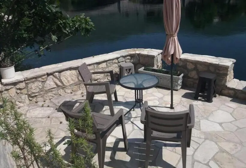 استودیو استاندارد با بالکن, Castello