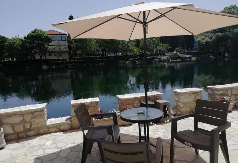 استودیو استاندارد با بالکن, Castello