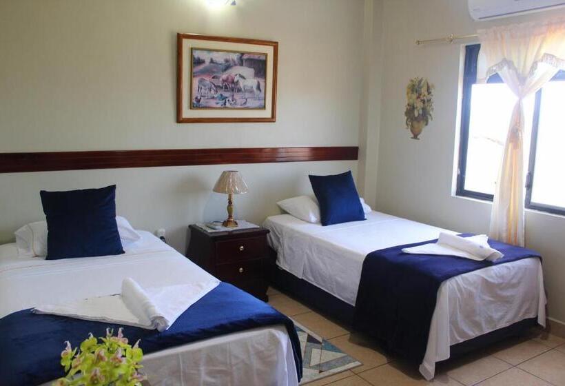 Апартаменты 3 Спальни, Hostal Romy