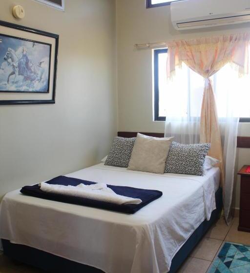 Апартаменты 3 Спальни, Hostal Romy