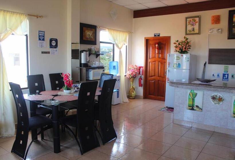 Апартаменты 3 Спальни, Hostal Romy