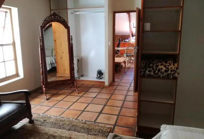 اتاق استاندارد سه تخته با سرویس بهداشتی مشترک, House On Plein