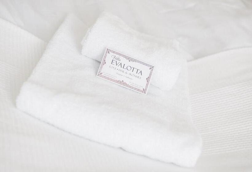 חדר סטנדרט לשלושה עם חדר אמבטיה משוף, Villa Evalotta