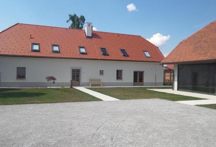 اتاق خانوادگی با تختخواب سفری, Smrekarjeva Domačija