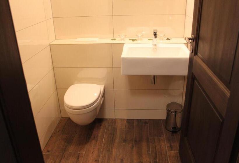 اتاق خانوادگی با تختخواب سفری, Smrekarjeva Domačija