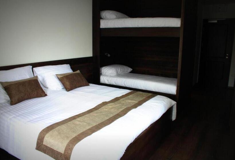 اتاق خانوادگی با تختخواب سفری, Smrekarjeva Domačija