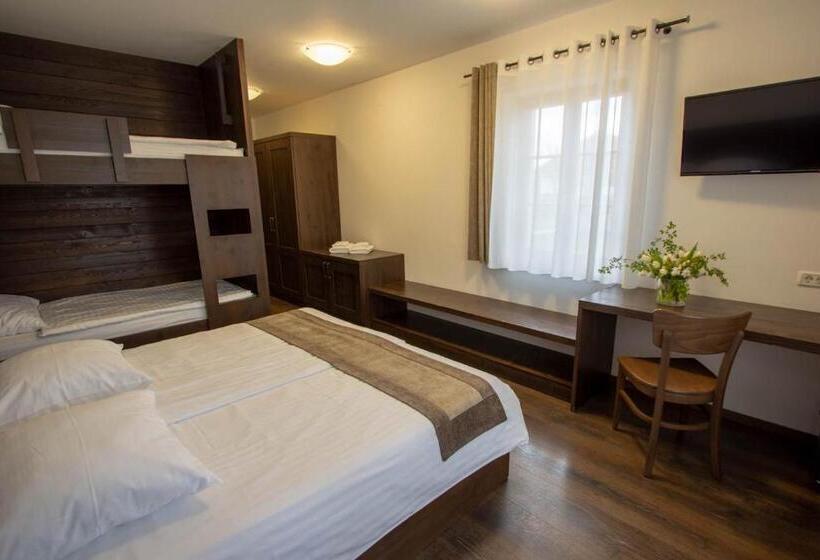 اتاق خانوادگی با تختخواب سفری, Smrekarjeva Domačija