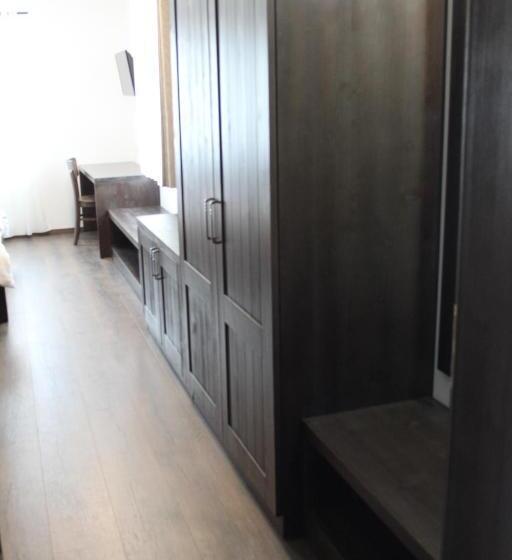 اتاق استاندارد چهار تخته, Smrekarjeva Domačija