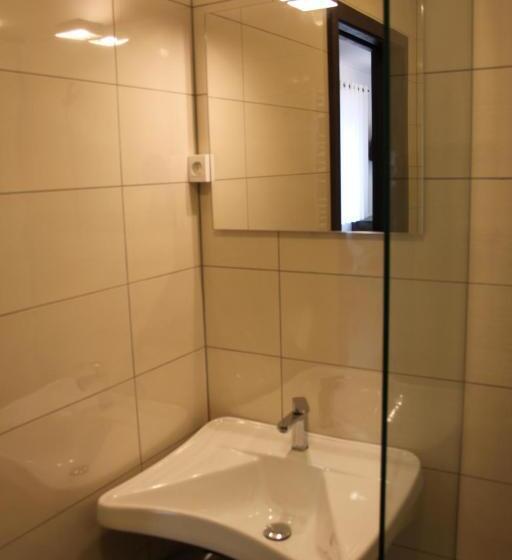 اتاق استاندارد چهار تخته, Smrekarjeva Domačija