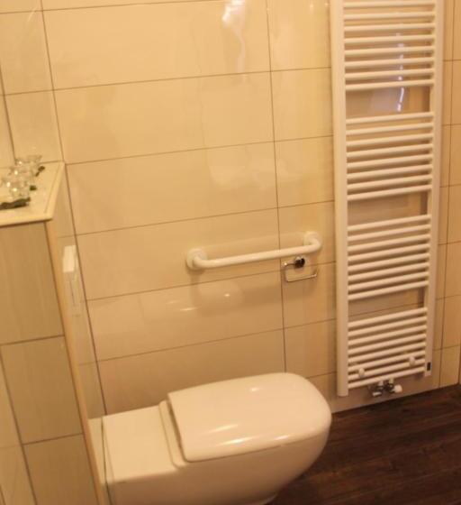 اتاق استاندارد چهار تخته, Smrekarjeva Domačija