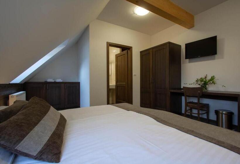 اتاق استاندارد سه نفره, Smrekarjeva Domačija