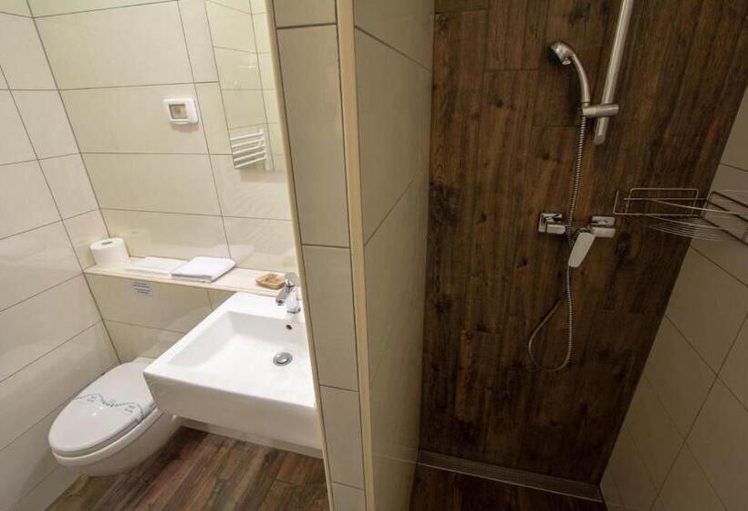 اتاق استاندارد سه نفره, Smrekarjeva Domačija