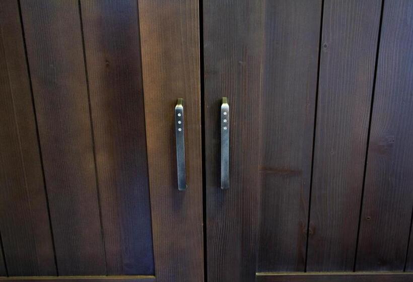 اتاق استاندارد سه نفره, Smrekarjeva Domačija