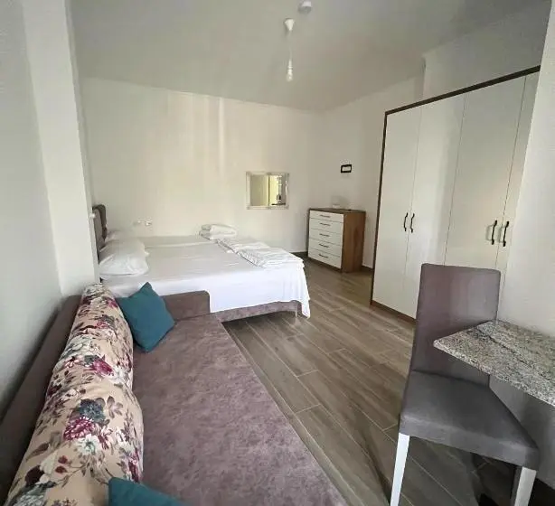 Classic room with balcony, Red Rose Guest House