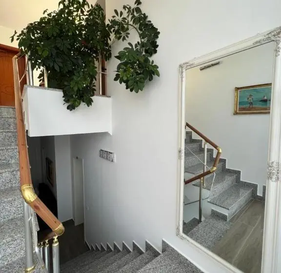 クラシックファミリールーム, Red Rose Guest House