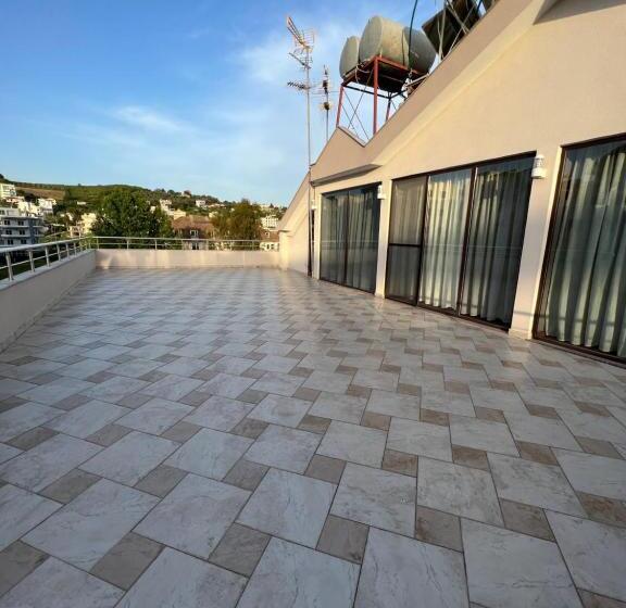 带1个卧室的带阳台的公寓, Red Rose Guest House