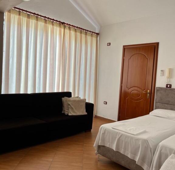 带1个卧室的带阳台的公寓, Red Rose Guest House