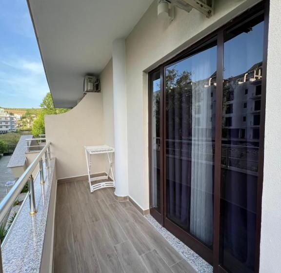 带1个卧室的带阳台的公寓, Red Rose Guest House