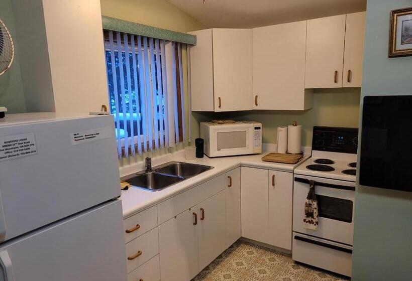 带1个卧室的带阳台的公寓, Bowering Lodge