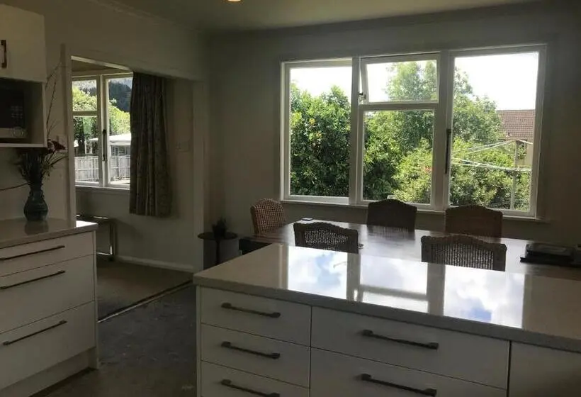 Talo 3 Makuuhuonetta, Close To Picton Town