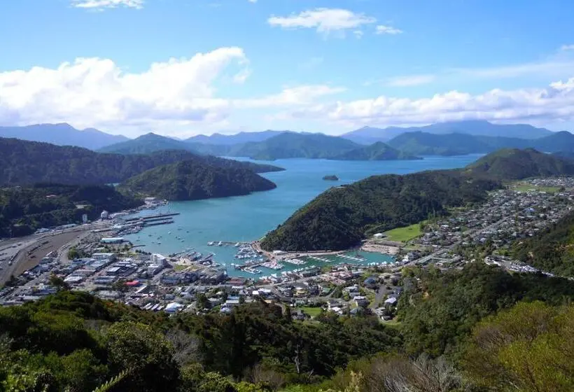 Talo 3 Makuuhuonetta, Close To Picton Town