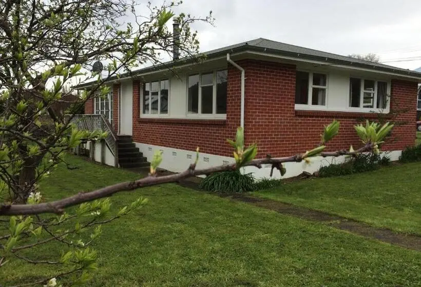 Talo 3 Makuuhuonetta, Close To Picton Town