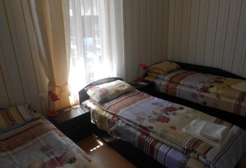 חדר משפחתי, Guest House Tsenovi