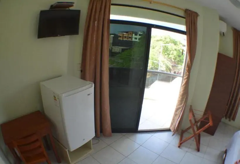 اتاق لوکس با بالکن و چشم‌انداز دریا, Hostal Andry