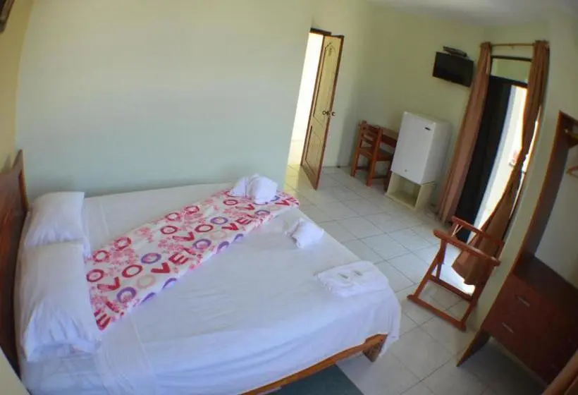 اتاق لوکس با بالکن و چشم‌انداز دریا, Hostal Andry