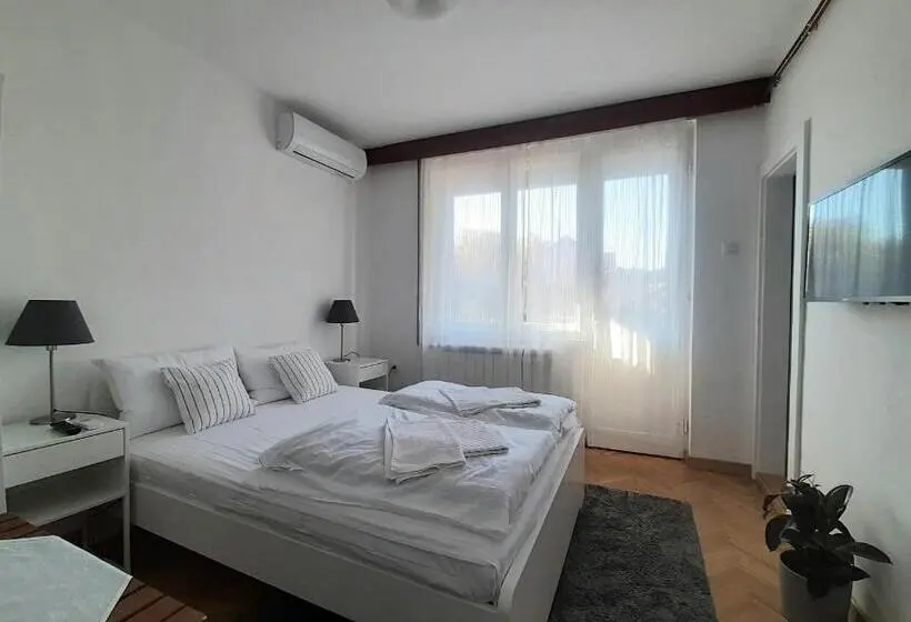 اتاق استاندارد با چشم‌انداز باغ, Vrnjci House