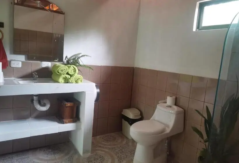 اتاق خانوادگی, Hostal Cecilia
