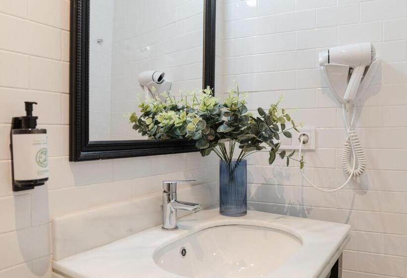 اتاق اکونومی, Nüa Cicerone