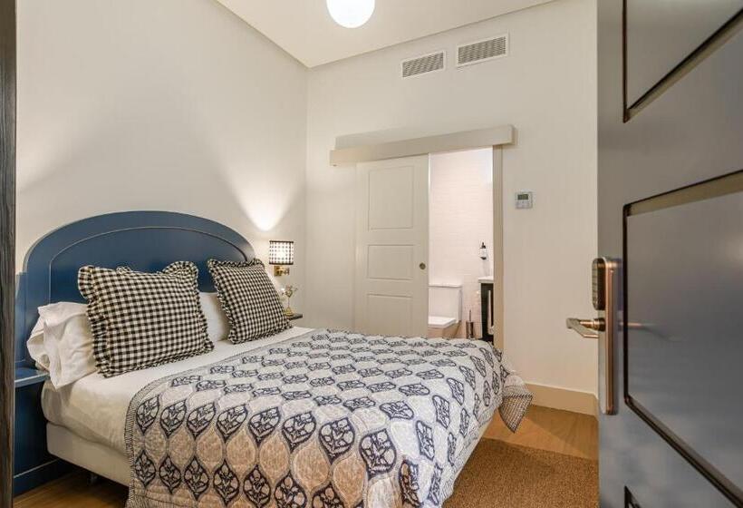 اتاق اکونومی, Nüa Cicerone