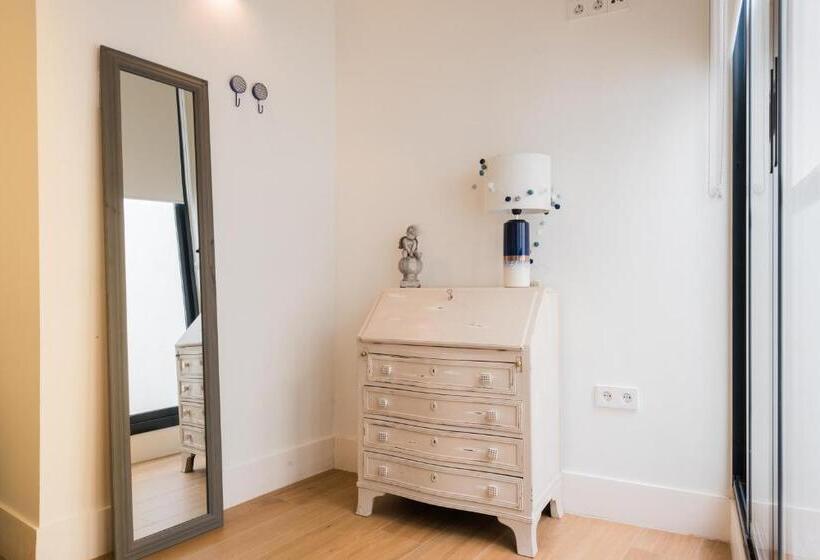 اتاق خانوادگی, Nüa Cicerone