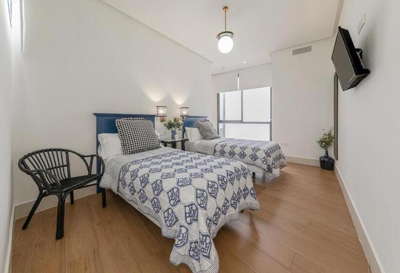 اتاق خانوادگی, Nüa Cicerone