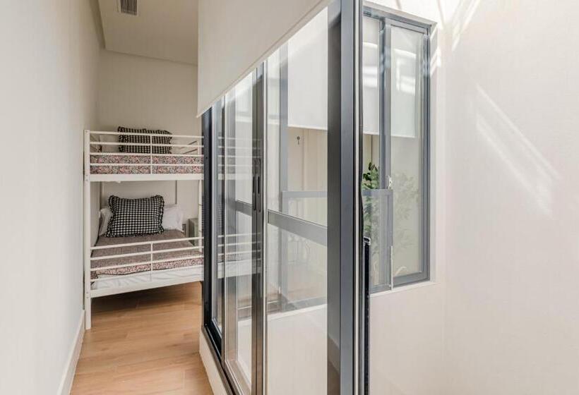 اتاق خانوادگی, Nüa Cicerone