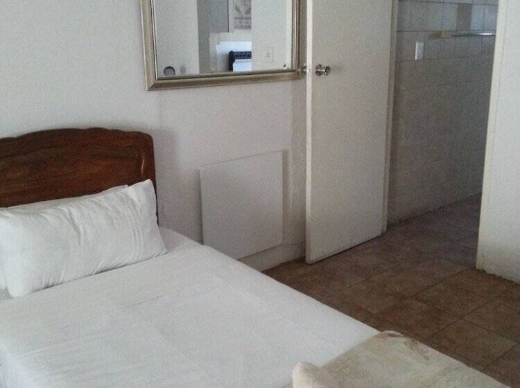 חדר סטנדרט לארבעה, Boer And Brit Self Catering Guest House