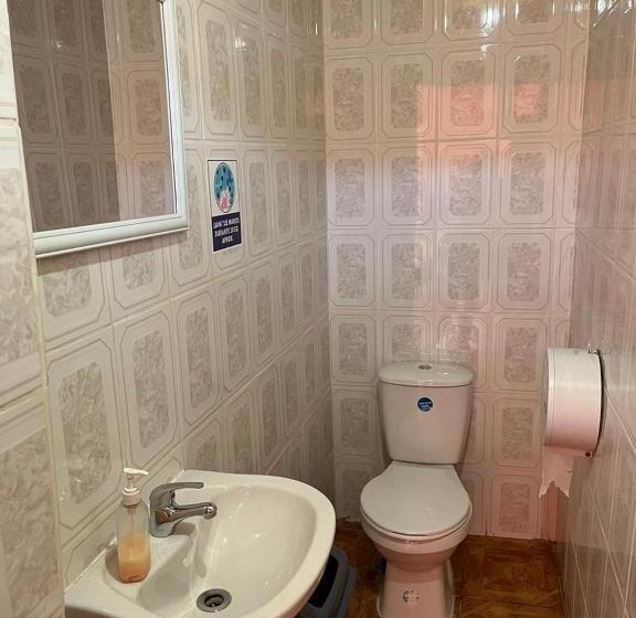 اتاق استاندارد چهارنفره با چشم‌انداز باغ, Hostal Tuyasto