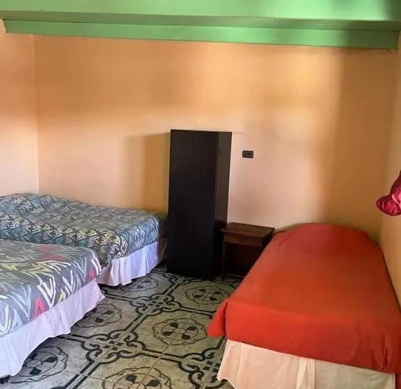 اتاق استاندارد چهارنفره با چشم‌انداز باغ, Hostal Tuyasto
